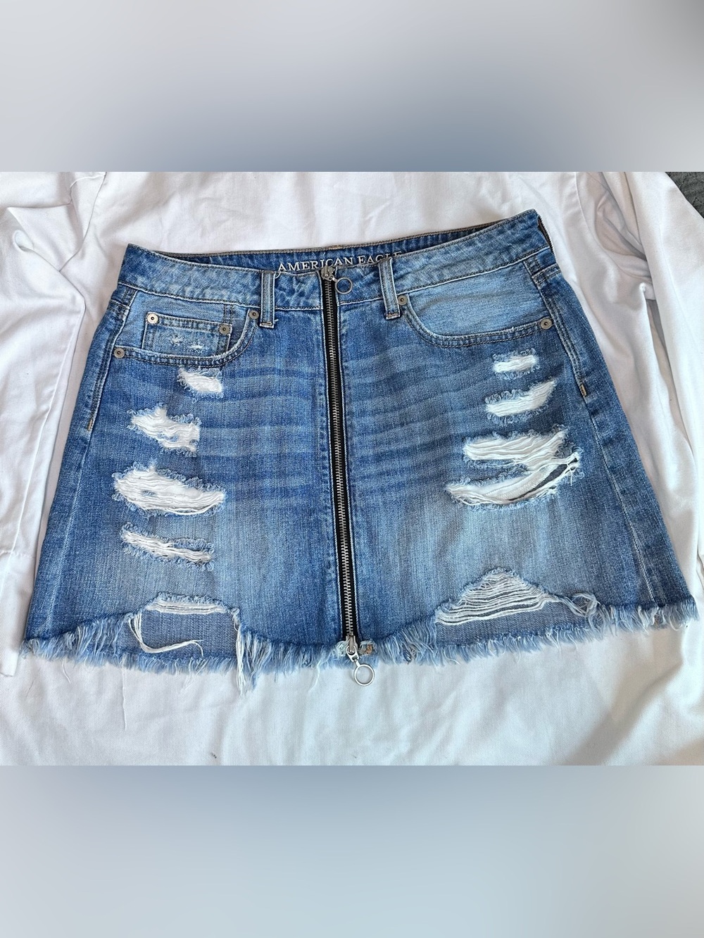 American Eagle Distressed Denim Mini Skirt Front Zip Raw Hem Size 6